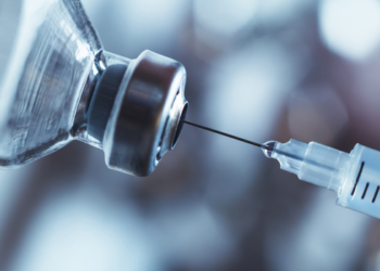 SUS inicia vacinação de crianças com a Pneumo 20 contra pneumonia e meningite.