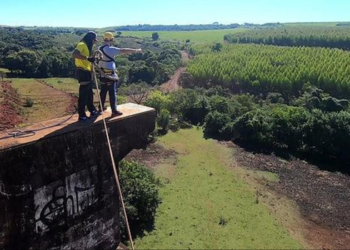 Mulher morre após queda durante salto de rope jump na Ponte do Esqueleto, em Limeira. Testemunhas relatam falha na checagem dos equipamentos de segurança.
