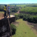 Mulher morre após queda durante salto de rope jump na Ponte do Esqueleto, em Limeira. Testemunhas relatam falha na checagem dos equipamentos de segurança.