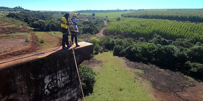 Mulher morre após queda durante salto de rope jump na Ponte do Esqueleto, em Limeira. Testemunhas relatam falha na checagem dos equipamentos de segurança.