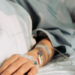 Crianças, idosos e pessoas com comorbidades estão entre os mais vulneráveis ao avanço de casos graves de SRAG no Brasil.
