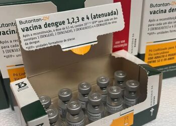 Suspensa vacinação contra dengue do Butantan após casos graves e duas mortes sob investigação
