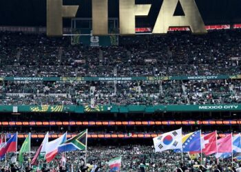 UEFA ameaça boicotar a Copa do Mundo caso a Fifa venda participação de seus torneios a investidores privados.