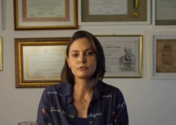 Flávio Bolsonaro pede desculpas após críticas de Michelle Bolsonaro e crise no PL amplia incertezas sobre a direita em 2026.