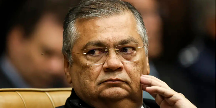 Flávio Dino manteve remoção de posts ofensivos de Sargento Salazar contra David Almeida, mas liberou o uso do bordão “nunca será”.