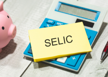 Redução da Selic para 14,25% pode afetar crédito, financiamentos e consumo. Especialistas apontam que juros ainda seguem elevados.