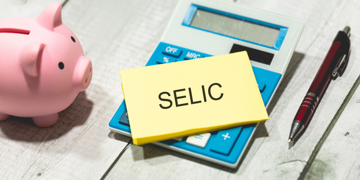 Redução da Selic para 14,25% pode afetar crédito, financiamentos e consumo. Especialistas apontam que juros ainda seguem elevados.