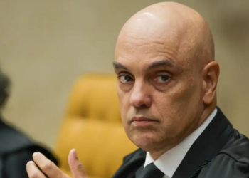 Crise no STF avança após Moraes pedir investigação sobre a conduta de André Mendonça em casos do Banco Master e INSS.