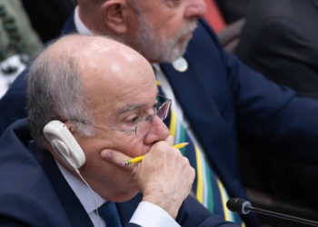 Ministro Mauro Vieira critica justificativa dos EUA para tarifas sobre o Brasil e diz que país já apresentou respostas técnicas em meio a negociações comerciais.