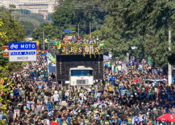 Marcha para Jesus reúne milhares de fiéis em São Paulo com caminhada, apresentações musicais e participação de autoridades. Evento é um dos maiores encontros cristãos do país.