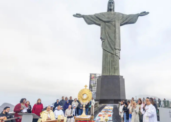 Celebrações de Corpus Christi reuniram milhares de fiéis em várias cidades brasileiras com procissões, missas e tradicionais tapetes religiosos, reforçando a fé e a tradição católica.