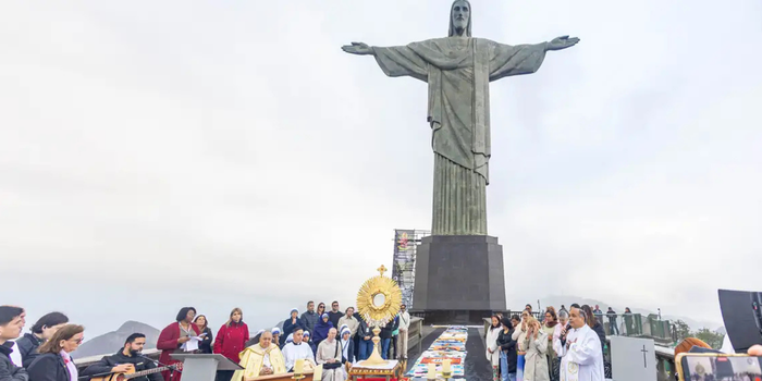 Celebrações de Corpus Christi reuniram milhares de fiéis em várias cidades brasileiras com procissões, missas e tradicionais tapetes religiosos, reforçando a fé e a tradição católica.