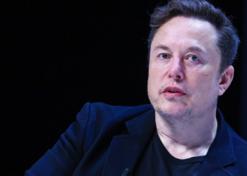 Elon Musk divulga trailer gerado por inteligência artificial inspirado em A Ilíada e intensifica críticas ao filme A Odisseia, de Christopher Nolan. Caso reacende debate sobre IA, cinema e representatividade.