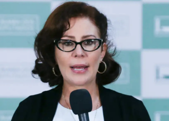 Justiça de São Paulo converte pena e determina prisão em regime aberto do jornalista Luan Araújo por não pagamento de indenização em caso de difamação envolvendo Carla Zambelli.