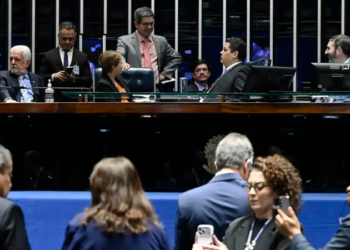 Discussão sobre o fim da escala 6x1 avança no Congresso e gera expectativa entre trabalhadores que buscam mais qualidade de vida, descanso e equilíbrio entre trabalho e vida pessoal.