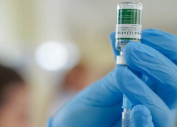 Ministério da Saúde suspende temporariamente a vacina Butantan-DV contra dengue após investigação de reações graves registradas em pessoas imunizadas. Casos incluem hospitalizações e duas mortes.