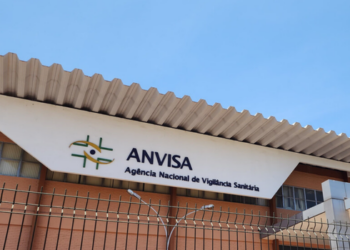 Anvisa revoga proibições envolvendo iFood, Rappi e Mercado Livre, mas venda de medicamentos ainda depende de regras.