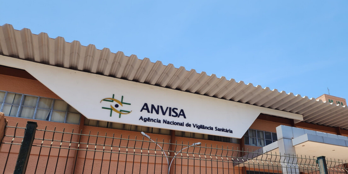 Anvisa revoga proibições envolvendo iFood, Rappi e Mercado Livre, mas venda de medicamentos ainda depende de regras.