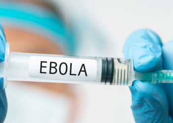 Profissionais de saúde na República Democrática do Congo entram em greve durante surto de Ebola, alegando falta de estrutura e insumos essenciais. País registra 635 casos e 127 mortes.