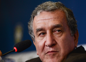 Carlos Alberto Parreira está internado na UTI no Rio de Janeiro com inflamação pulmonar. Ex-treinador da seleção brasileira segue estável e sob cuidados intensivos.