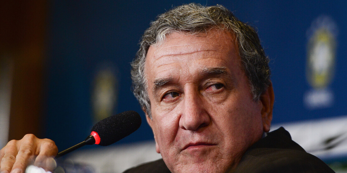 Carlos Alberto Parreira está internado na UTI no Rio de Janeiro com inflamação pulmonar. Ex-treinador da seleção brasileira segue estável e sob cuidados intensivos.