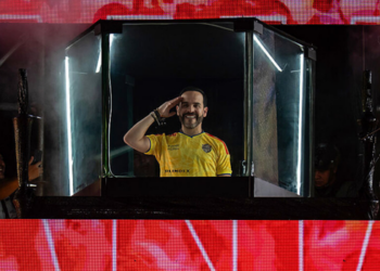 Abelardo de la Espriella lidera apuração preliminar na Colômbia e afirma vitória antes da confirmação oficial. Caso recebe apoio de Trump, Milei, Flávio Bolsonaro e outros líderes.