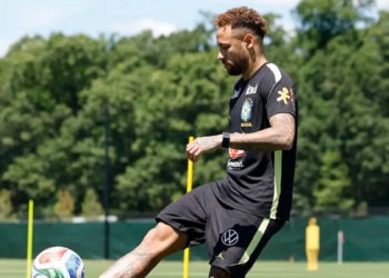 Neymar retorna aos treinos com a Seleção Brasileira e pode enfrentar a Escócia. Raphinha está lesionado e será desfalque na partida decisiva.