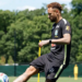 Neymar retorna aos treinos com a Seleção Brasileira e pode enfrentar a Escócia. Raphinha está lesionado e será desfalque na partida decisiva.