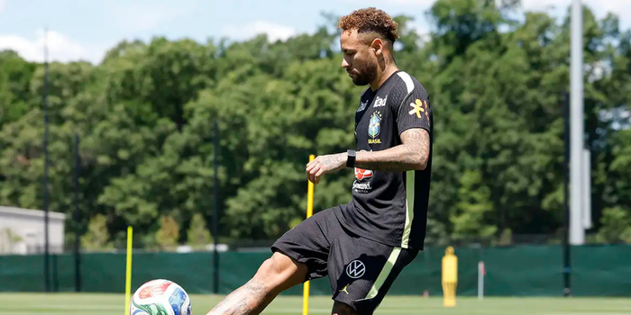 Neymar retorna aos treinos com a Seleção Brasileira e pode enfrentar a Escócia. Raphinha está lesionado e será desfalque na partida decisiva.