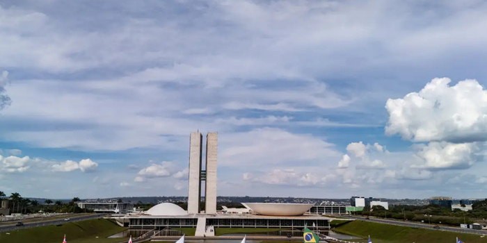 Congresso Nacional tem semana esvaziada por São João e Copa do Mundo, e PEC que propõe o fim da escala 6x1 segue sem avanço na CCJ.