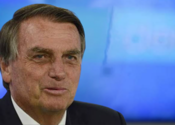 Jair Bolsonaro presta depoimento à Polícia Civil do DF em investigação sobre arma registrada em seu nome e apreendida durante uma abordagem em Taguatinga.