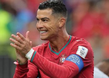 Cristiano Ronaldo marca contra o Uzbequistão e se torna o primeiro jogador da história a fazer gols em seis edições de Copas do Mundo.