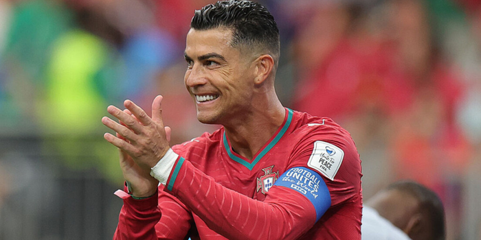 Cristiano Ronaldo marca contra o Uzbequistão e se torna o primeiro jogador da história a fazer gols em seis edições de Copas do Mundo.