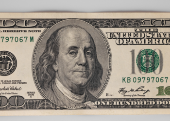 Dólar sobe quase 1% e atinge maior patamar em três meses, enquanto Ibovespa registra leve alta em meio a cautela no mercado global.