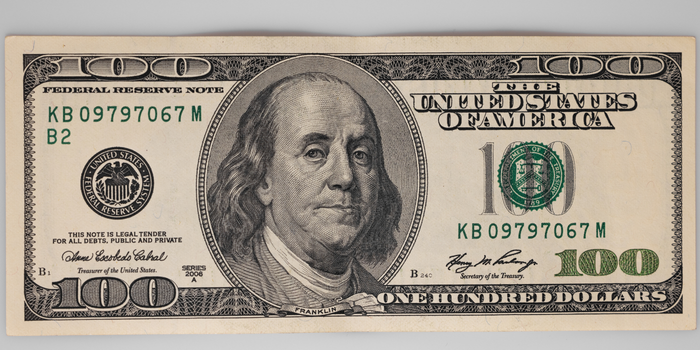 Dólar sobe quase 1% e atinge maior patamar em três meses, enquanto Ibovespa registra leve alta em meio a cautela no mercado global.