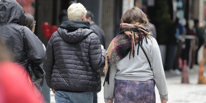 Frente fria provoca queda nas temperaturas no Sul e leva chuva ao Centro-Oeste e Sudeste. Confira a previsão do tempo para todas as regiões do Brasil.