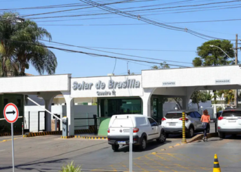 Defesa de Jair Bolsonaro solicita ao STF prorrogação da prisão domiciliar. Pedido inclui relatório médico e ocorre em meio a investigação sobre arma apreendida.