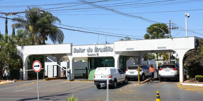 Defesa de Jair Bolsonaro solicita ao STF prorrogação da prisão domiciliar. Pedido inclui relatório médico e ocorre em meio a investigação sobre arma apreendida.