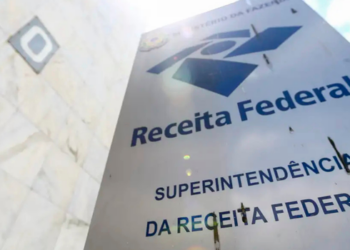 Receita Federal publica lista de devedores contumazes com foco em empresas do setor fumageiro e combustíveis. Dívidas superam R$ 25 bilhões.