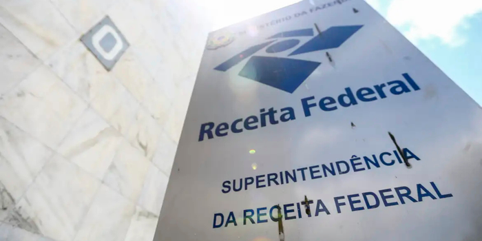 Receita Federal publica lista de devedores contumazes com foco em empresas do setor fumageiro e combustíveis. Dívidas superam R$ 25 bilhões.