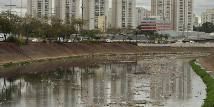 Levantamento da SOS Mata Atlântica mostra que o rio Tietê apresenta poluição em toda sua extensão, com presença de microplásticos, agrotóxicos, metais pesados e resíduos farmacológicos.