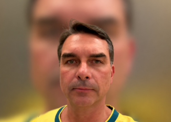 Flávio Bolsonaro nega ter desrespeitado Michelle Bolsonaro, pede desculpas públicas e comenta crise familiar após declarações da ex-primeira-dama nas redes sociais.