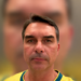 Flávio Bolsonaro nega ter desrespeitado Michelle Bolsonaro, pede desculpas públicas e comenta crise familiar após declarações da ex-primeira-dama nas redes sociais.
