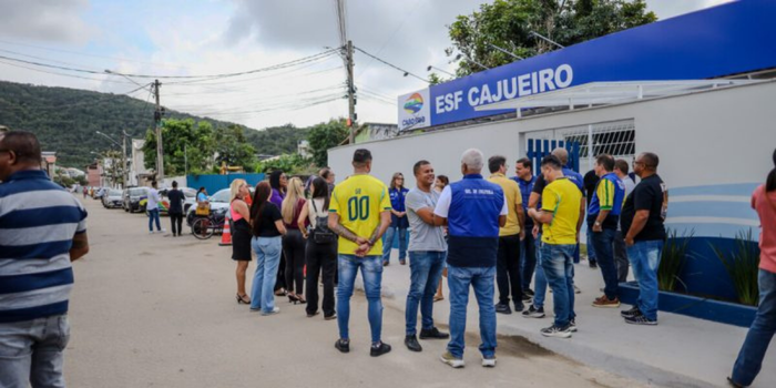 Cabo Frio reinaugura ESF do bairro Cajueiro após reforma estrutural. Unidade integra cronograma de modernização da rede de atenção básica no município.