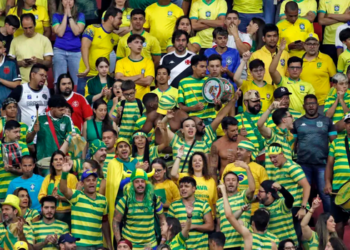 Ingressos da Copa do Mundo de 2026 atingem preços recordes, com aumento superior a 1.100% em relação a 2022. Fifa adota preços dinâmicos e torneio deve ser o mais caro da história.