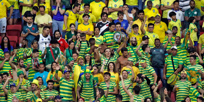 Ingressos da Copa do Mundo de 2026 atingem preços recordes, com aumento superior a 1.100% em relação a 2022. Fifa adota preços dinâmicos e torneio deve ser o mais caro da história.