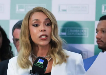 Erika Hilton recebe título de Doutora Honoris Causa da UFRRJ em reconhecimento à sua atuação política e defesa dos direitos humanos no Brasil.