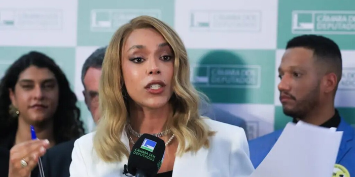 Erika Hilton recebe título de Doutora Honoris Causa da UFRRJ em reconhecimento à sua atuação política e defesa dos direitos humanos no Brasil.