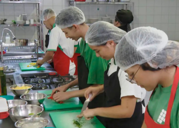Taxa de desemprego no Brasil cai para 5,6%, menor nível da série do IBGE para o período. Ocupação cresce e renda média fica em R$ 3.726.