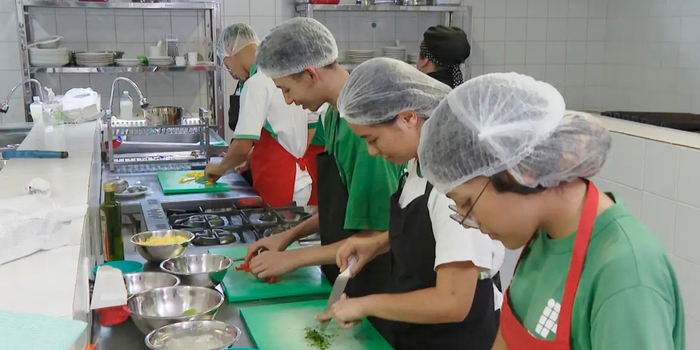 Taxa de desemprego no Brasil cai para 5,6%, menor nível da série do IBGE para o período. Ocupação cresce e renda média fica em R$ 3.726.